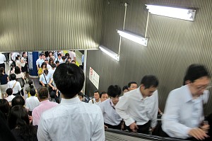 SALARYMEN (EMPLOYES) PRESSES EMPRUNTANT LA FILE DE DROITE DES ESCALATORS DU METRO A L'HEURE DE POINTE, TOKYO, JAPON 