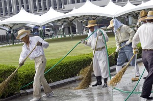 GROUPE DE BALAYEURS, NETTOYAGE DU PARC DU MEMORIAL DE LA PAIX A HIROSHIMA, JAPON 
