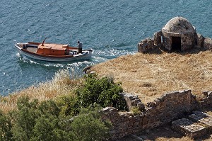 FORTERESSE VENITIENNE DE L'ILE DE SPINALONGA ET BATEAU DANS LE GOLFE DE MIRABELLO, CRETE, GRECE 