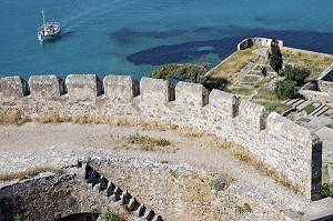 FORTERESSE VENITIENNE DE L'ILE DE SPINALONGA ET BATEAU DANS LE GOLFE DE MIRABELLO, CRETE, GRECE 