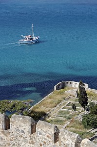 FORTERESSE VENITIENNE DE L'ILE DE SPINALONGA ET BATEAU DANS LE GOLFE DE MIRABELLO, CRETE, GRECE 