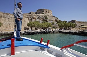 ARRIVEE EN BATEAU, FORTERESSE VENITIENNE DE L'ILE DE SPINALONGA, GOLFE DE MIRABELLO, CRETE, GRECE 