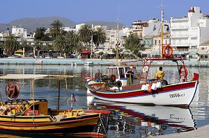 BATEAU DE PECHE DANS LE PORT DE SITIA, CRETE, GRECE 