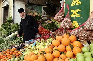 PAPE DEVANT UN ETALE DE FRUITS ET LEGUMES, SITIA, CRETE, GRECE 