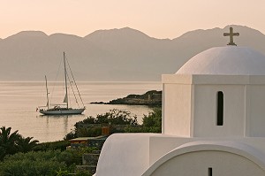 EGLISE AU BORD DU GOLFE DE MIRABELLO, CRETE, GRECE 