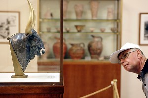 RHYTON EN TETE DE TAUREAU. DECOUVERT A KNOSOS, CE VASE A LIBATION DU XVI EME AV.JC EST TAILLE DANS UN BLOC DE STEATITE NOIRE, AVEC DES INCRUSTATIONS DE CRISTAL DE ROCHE POUR LE MUSEAU, CRETE, GRECE 