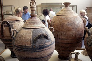 JARRES ANTIQUES EXPOSEES AU MUSEE ARCHEOLOGIQUE, HERAKLION, CRETE, GRECE 