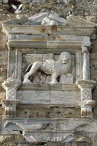 ANCIENNE SCULPTURE SUR UN MUR DE LA FORTERESSE VENITIENNE, CRETE, GRECE 