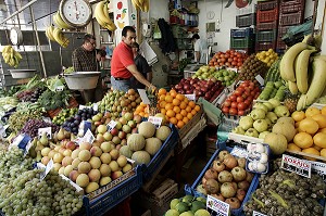 TOURISTES FAISANT LEUR MARCHE AUX LEGUMES, CRETE, GRECE 