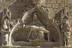 PIETA ENTOUREE DE SAINT JEROME ET SAINT JEAN-BAPTISTE, HAUT-RELIEF DU XVEME SIECLE, PORTAIL DU MONASTERE FRANCISCAIN, STRADUN, DUBROVNIK, DALMATIE, CROATIE, EUROPE 