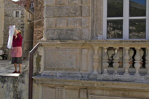 FEMME ETENDANT SON LINGE DANS LA VIEILLE VILLE, DUBROVNIK, DALMATIE, CROATIE, EUROPE 