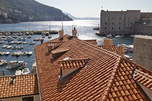 TOITS EN TUILES ROUGES DOMINANT LE VIEUX PORT ET LES REMPARTS, DEPUIS LE CHEMIN DE RONDE, DUBROVNIK, DALMATIE, CROATIE, EUROPE 