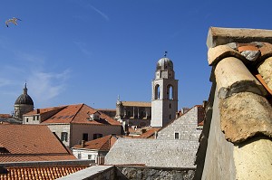 TOITS EN TUILES ROUGES ET TOUR DE L'HORLOGE, DEPUIS LE CHEMIN DE RONDE, VIEILLE VILLE DE DUBROVNIK, DALMATIE, CROATIE, EUROPE 