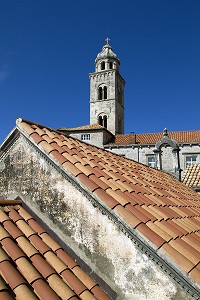 TOITS EN TUILES ROUGES ET CLOCHER DU MONASTERE DOMINICAIN, DUBROVNIK, CROATIE 
