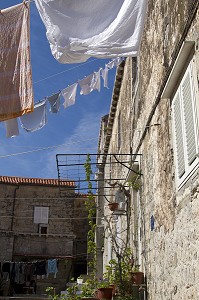 LINGE A SECHER ENTRE LES IMMEUBLES DE LA VIELLE VILLE, DUBROVNIK, DALMATIE, CROATIE, EUROPE 