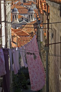 LINGE A SECHER ENTRE LES IMMEUBLES DE LA VIELLE VILLE, DUBROVNIK, CROATIE 