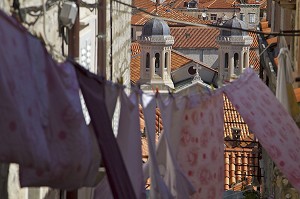 LINGE A SECHER ENTRE LES IMMEUBLES DE LA VIELLE VILLE, DEPUIS LE CHEMIN DE RONDE, DUBROVNIK, DALMATIE, CROATIE, EUROPE 