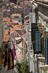 LINGE A SECHER ENTRE LES IMMEUBLES DE LA VIELLE VILLE, DUBROVNIK, DALMATIE, CROATIE, EUROPE 