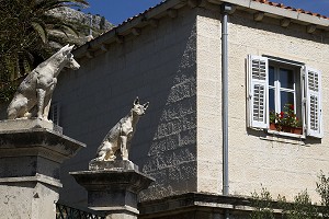 STATUES DE CHIENS DE GARDE DEVANT UNE MAISON, DUBROVNIK, CROATIE 
