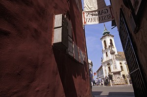 VUE DE L'EGLISE BLAGOVESTENKA DEPUIS UNE RUELLE DONNANT SUR LA PLACE FO TER, VILLAGE D'ARTISTES, SZENTENDRE, HONGRIE 