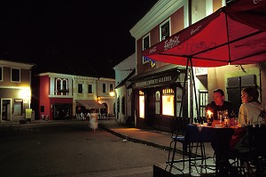 SCENE DE RUE NOCTURNE, PLACE TER, VILLAGE D'ARTISTES DE SZENTENDRE (SAINT-ANDRE), HONGRIE 