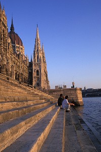 TOURISTES ET PECHEUR AU BORD DU DANUBE PRES DU PARLEMENT, BUDAPEST, HONGRIE 