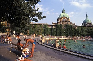 BAINS THERMAUX DE SZECHENYI, BUDAPEST, HONGRIE 