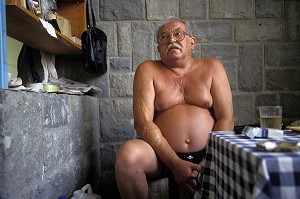 JONOS SOMOGYL DANS SON ATELIER HABITATION, VILLAGE D'ARTISTES, SZENTENDRE (SAINT-ANDRE), HONGRIE 