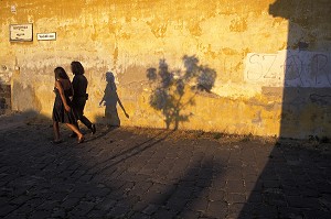 SCENE DE RUE, VILLAGE D'ARTISTES, SZENTENDRE (SAINT-ANDRE), HONGRIE 