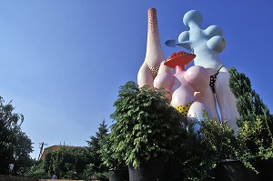 OEUVRE DE L'ARTISTE ZAMBO ISTUAN DANS SON JARDIN, VILLAGE D'ARTISTES DE SZENTENDRE (SAINT-ANDRE), HONGRIE 