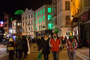 AMBIANCE DE NUIT DANS LA RUE COMMERCANTE DE GRAFTON STREET, DUBLIN, IRLANDE 
