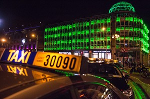 TAXI DE NUIT DEVANT LE CENTRE COMMERCIAL DE SAINT STEPHEN'S GREEN, DUBLIN, IRLANDE 