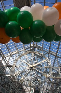 HORLOGE ET VERRIERE METALLIQUE DU CENTRE COMMERCIAL DE SAINT STEPHEN'S GREEN (COMMERCIAL CENTER) ET BALLONS AUX COULEURS NATIONALES, DUBLIN, IRLANDE 