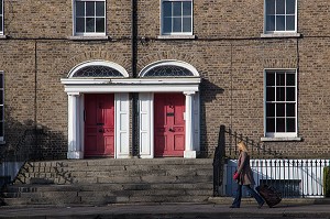 PORTE COLOREE ET FACADE TYPIQUE DES MAISONS IRLANDAISES SUR LESSON STREET UPPER, DUBLIN, IRLANDE 