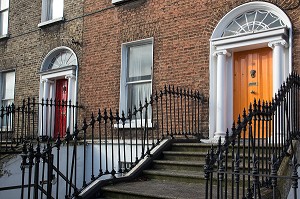PORTE COLOREE ET FACADE TYPIQUE DES MAISONS IRLANDAISES SUR LESSON STREET UPPER, DUBLIN, IRLANDE 