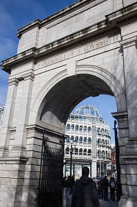 PORTE D'ENTREE DE SAINT STEPHEN'S GREEN PARK DEVANT LE CENTRE COMMERCIAL, DUBLIN, IRLANDE 