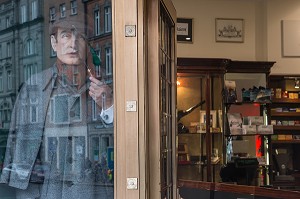 SHERLOCK HOLMES AVEC SA PIPE EN DEVANTURE D'UNE BOUTIQUE DE CIGARES SUR NASSAU STREET, DUBLIN, IRLANDE 