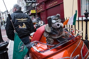 MOTARD AVEC SON OURS EN PELUCHE, ANNE STREET, DUBLIN, IRLANDE 