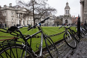 VELOS DEVANT LE PARLIAMENT SQUARE, TRINITY COLLEGE, LA PLUS ANCIENNE UNIVERSITE D’IRLANDE, GRAFTON STREET, DUBLIN, IRLANDE 