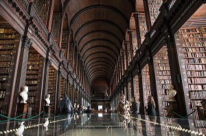 L'ANCIENNE BIBLIOTHEQUE DU TRINITY COLLEGE, LA PLUS ANCIENNE BIBLIOTHEQUE D’IRLANDE, NASSAU STREET, DUBLIN, IRLANDE 