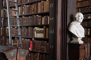 BUSTE DE HAMILTON WILLIAM ROWAN DANS L'ANCIENNE BIBLIOTHEQUE DU TRINITY COLLEGE, LA PLUS ANCIENNE BIBLIOTHEQUE D’IRLANDE, NASSAU STREET, DUBLIN, IRLANDE 