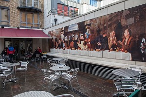LA CENE REVISITEE DANS UNE RUELLE DU QUARTIER BLOOM, DUBLIN, IRLANDE 