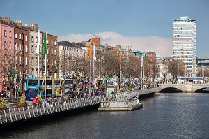 BALADE LE LONG DE LA LIFFEY SUR ORMOND QUAY LOWER, DUBLIN, IRLANDE 
