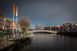 BALADE LE LONG DE LA LIFFEY SUR ORMOND QUAY LOWER DEVANT LE HALF PENNY BRIDGE, DUBLIN, IRLANDE 