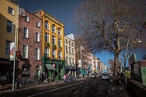 IMMEUBLES COLORES LE LONG DE LA LIFFEY SUR ORMOND QUAY LOWER, DUBLIN, IRLANDE 