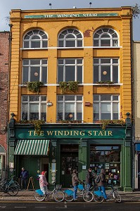 MAGASIN THE WINDING STAIR, FACADE COLORE LE LONG DE LA LIFFEY SUR ORMOND QUAY LOWER, DUBLIN, IRLANDE 