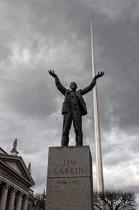 STATUE DE JIM LARKIN DEVANT LA FLECHE THE SPIRE, O'CONNELL STREET, DUBLIN, IRLANDE 