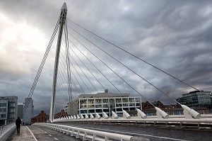 PONT EN FORME DE LYRE SUR LA RIVIERE LIFFEY, SAMUEL BECKETT BRIDGE, NOUVEAU QUARTIER DES DOCKS, DUBLIN, IRLANDE 