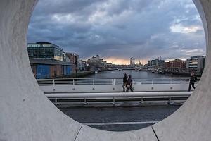 PONT EN FORME DE LYRE SUR LA RIVIERE LIFFEY, SAMUEL BECKETT BRIDGE, NOUVEAU QUARTIER DES DOCKS, DUBLIN, IRLANDE 