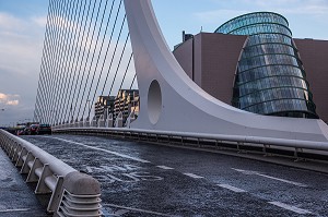 PONT EN FORME DE LYRE SUR LA RIVIERE LIFFEY, SAMUEL BECKETT BRIDGE, NOUVEAU QUARTIER DES DOCKS, DUBLIN, IRLANDE 